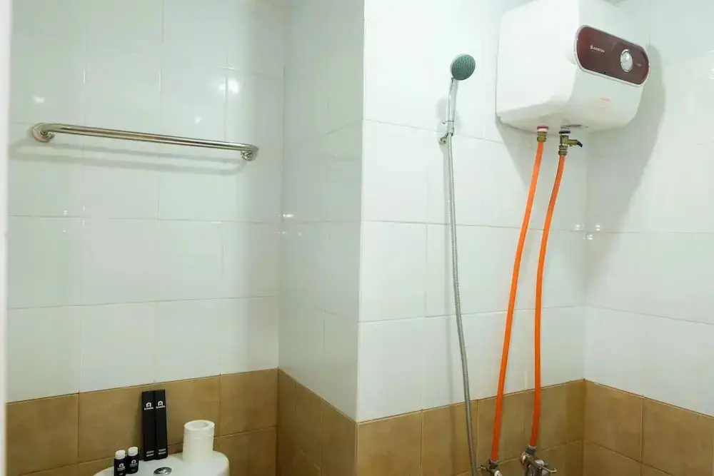 Джакарта: Comfortable Fully Furnished Studio Green Pramuka City Apartment