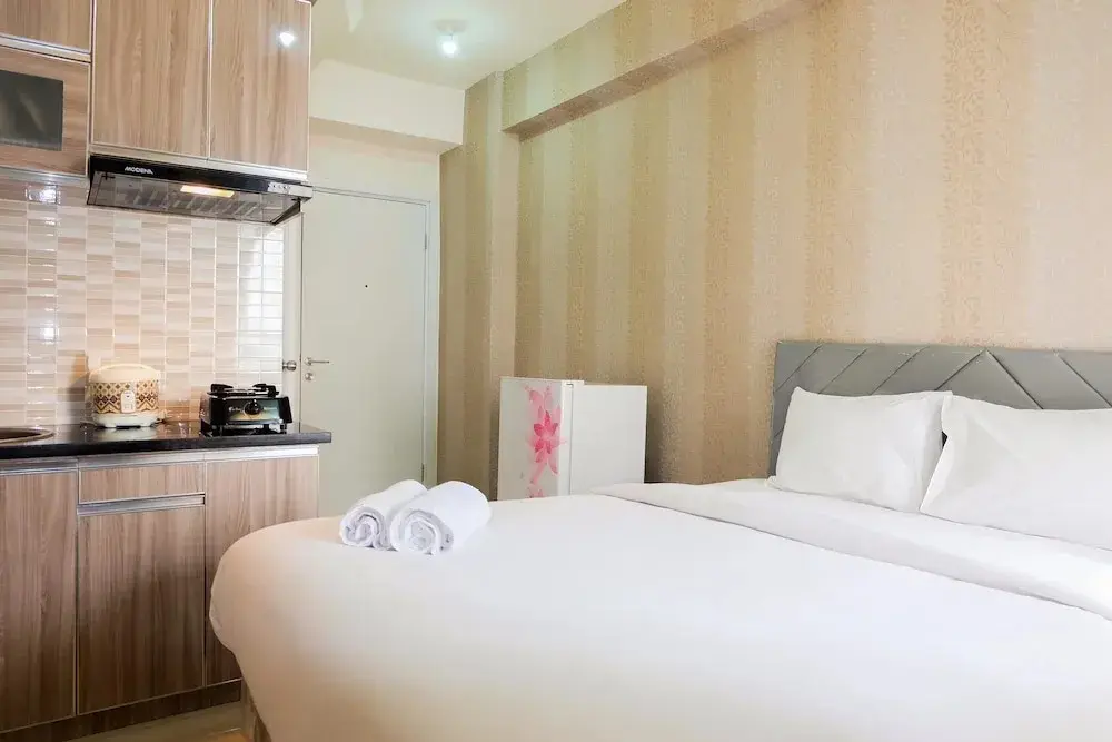 Джакарта: Comfortable Fully Furnished Studio Green Pramuka City Apartment