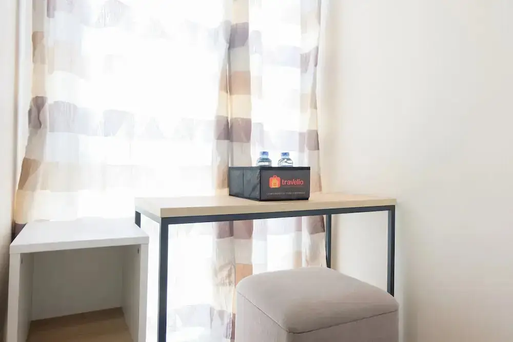Legok: Comfy Studio Apartment with Extra Bed at M-Town Residence
