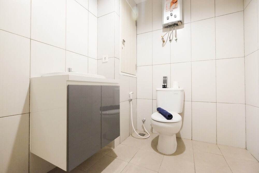 Бекаси: Comfy Studio at Grand Kamala Lagoon Apartment