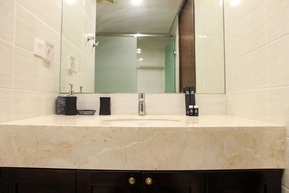 Джакарта: Elegant Studio Kemang Village Apartment