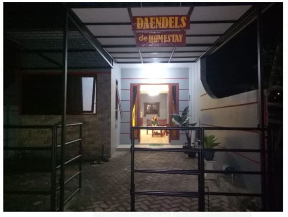 Бату: Deandels De Homestay