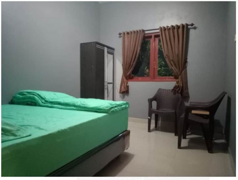 Бату: Deandels De Homestay