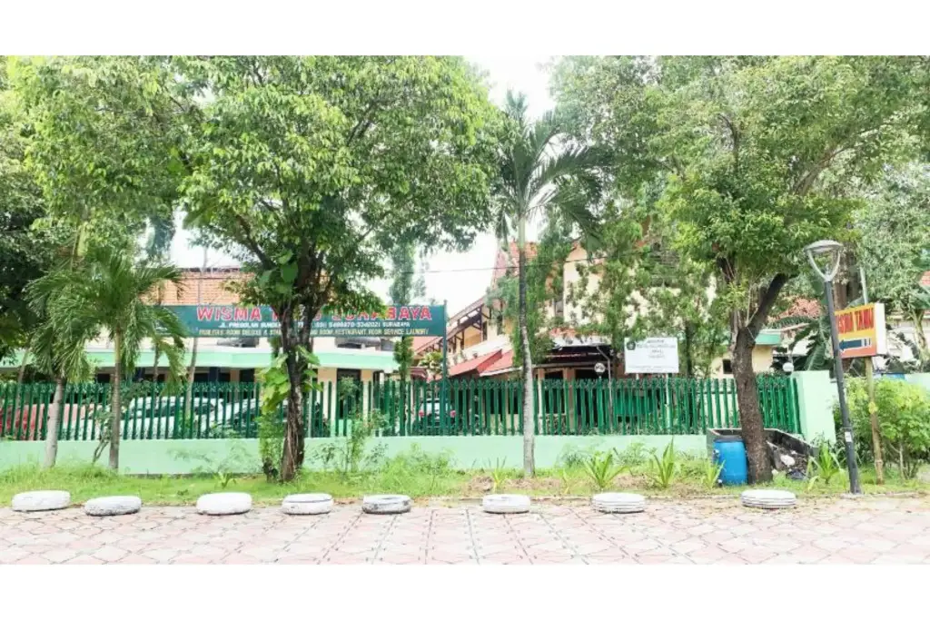 Сурабая: Wisma Tamu Surabaya by ZUZU