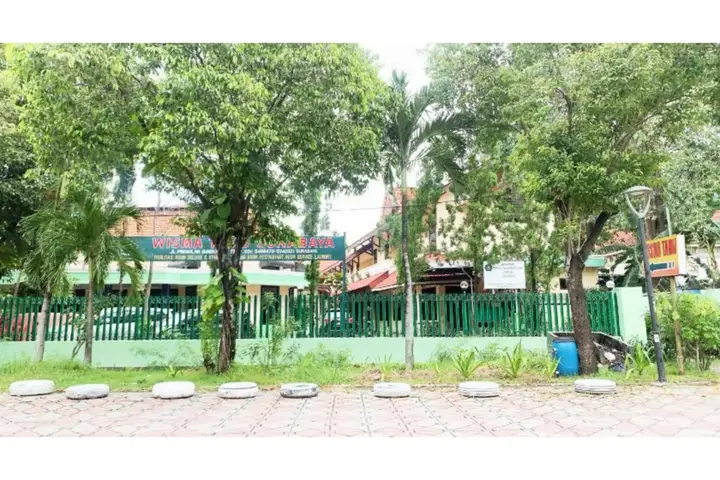 Сурабая: Wisma Tamu Surabaya by ZUZU