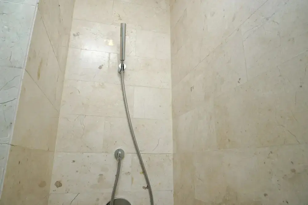 Джакарта: Modern and Comfortable 2BR at The Empyreal Condominium Epicentrum Apartment