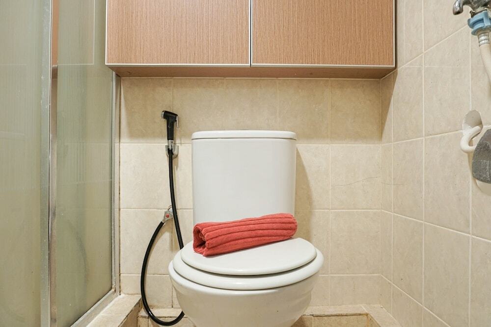 Джакарта: Strategic Location 1BR The Wave Apartment with City View