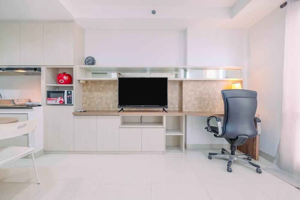 Чикаранг: Spacious and Comfy Studio at Azalea Suites Cikarang Apartment