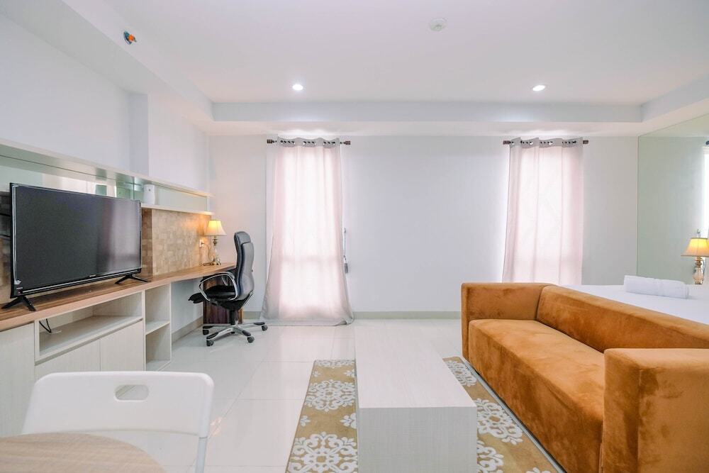 Чикаранг: Spacious and Comfy Studio at Azalea Suites Cikarang Apartment
