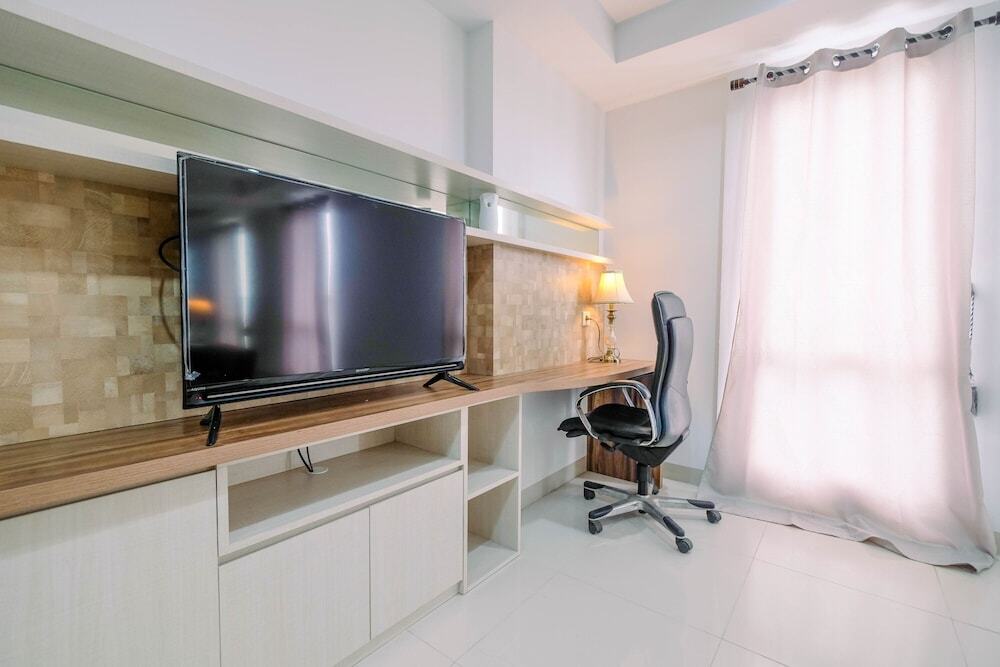 Чикаранг: Spacious and Comfy Studio at Azalea Suites Cikarang Apartment