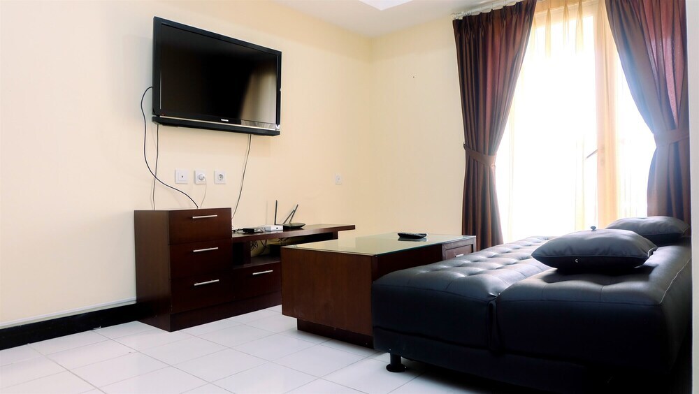 Джакарта: Strategic and Cozy 2BR The Wave Apartment