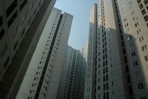 2BR Fully Furnished Modern Bassura City Apartment — фото 1