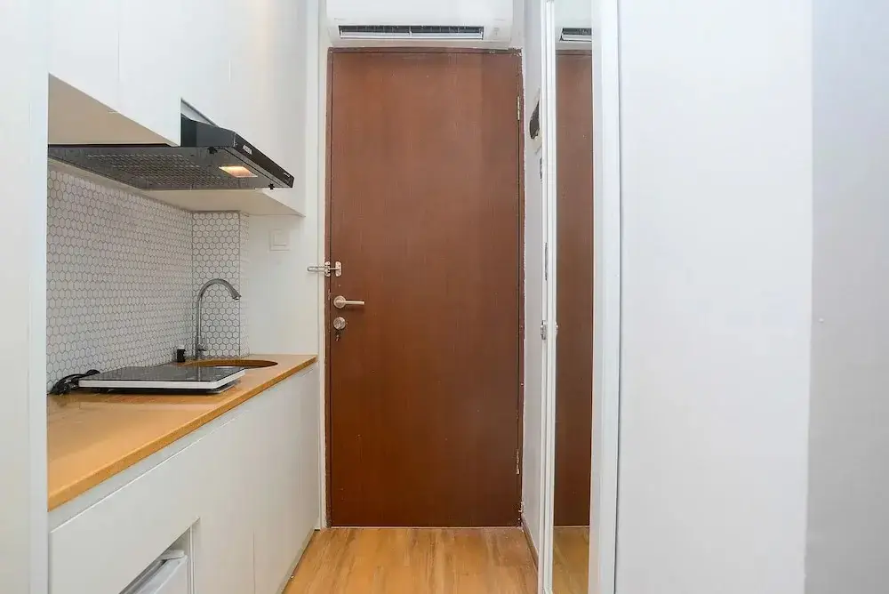 Джакарта: Best Studio Room with Wall Bed Tifolia Apartment