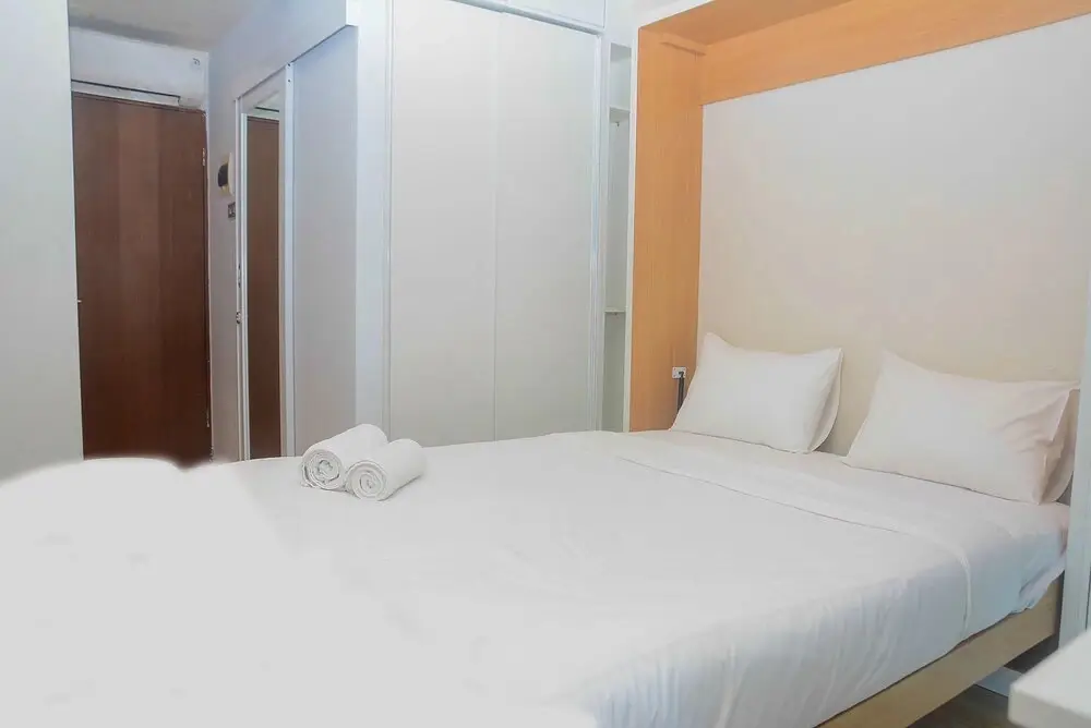 Джакарта: Best Studio Room with Wall Bed Tifolia Apartment