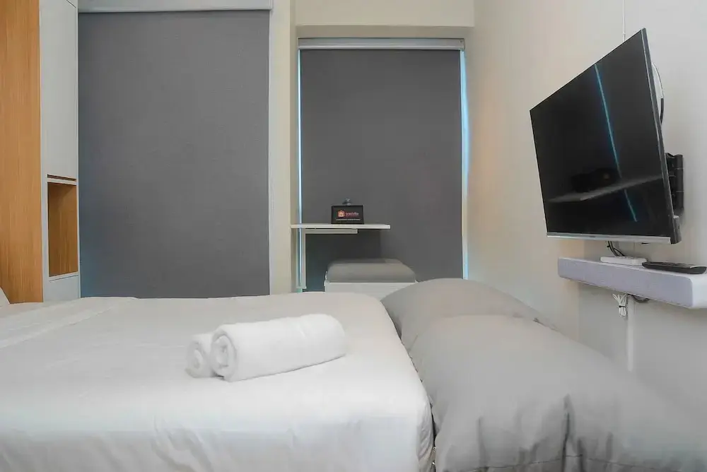 Джакарта: Best Studio Room with Wall Bed Tifolia Apartment