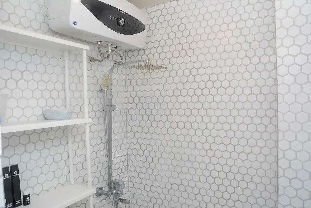 Джакарта: Best Studio Room with Wall Bed Tifolia Apartment