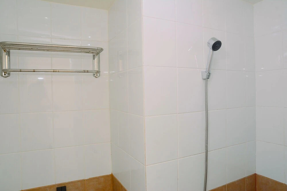 Джакарта: Cozy and Stylish Studio Green Pramuka Apartment near Mall