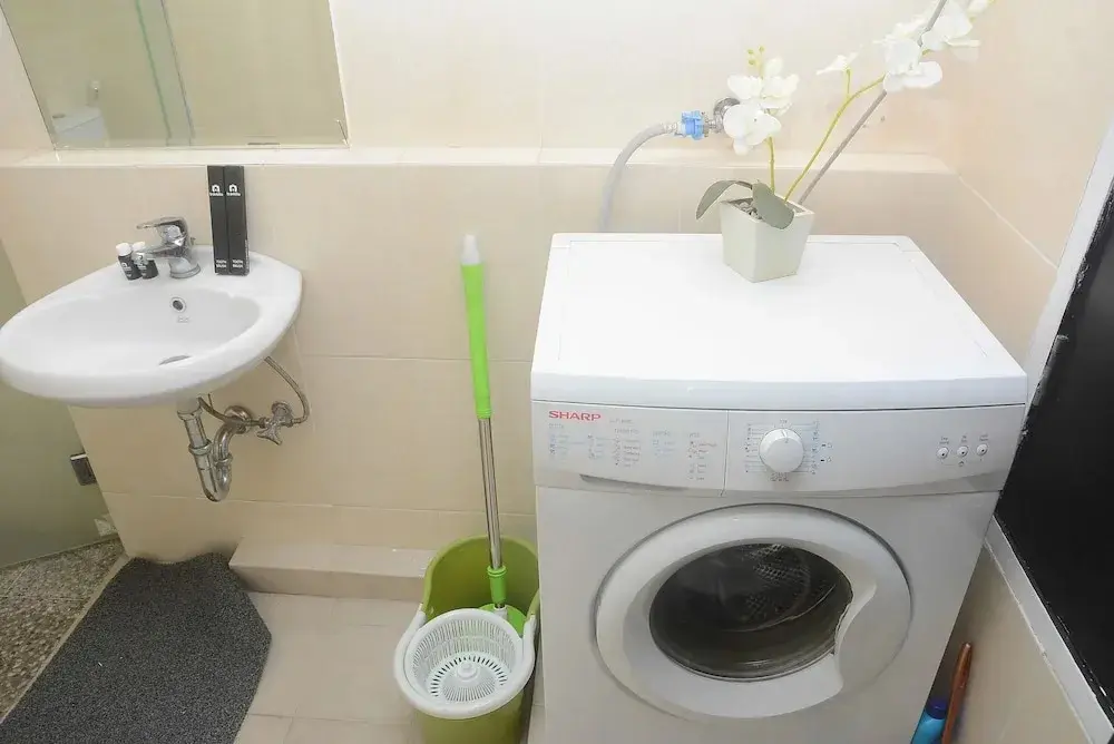 Джакарта: Homey and Relaxing 2BR The Wave Apartment