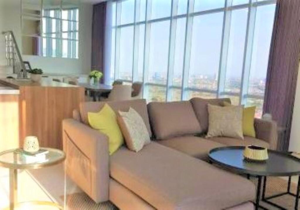 Сурабая: Apartement Grand Sungkono Lagoon A by Nur Faizah