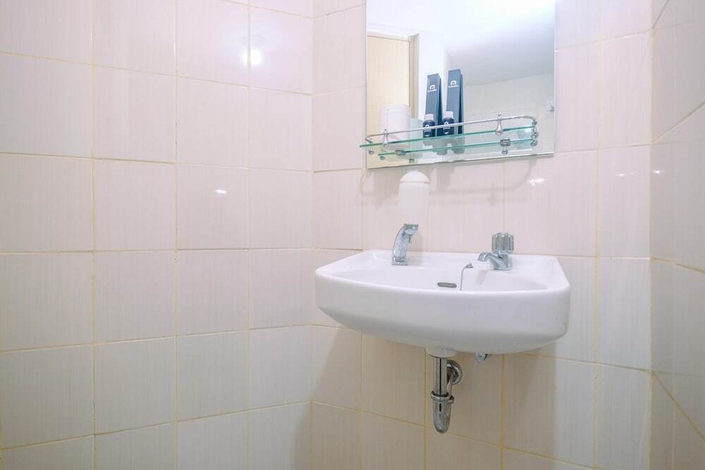 Джакарта: Relaxing and Stylish Studio at Amethyst Tower Apartment