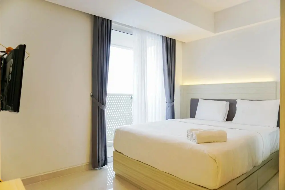 Джакарта: Relax and Comfy with Pool View @ Studio West Vista Apartment