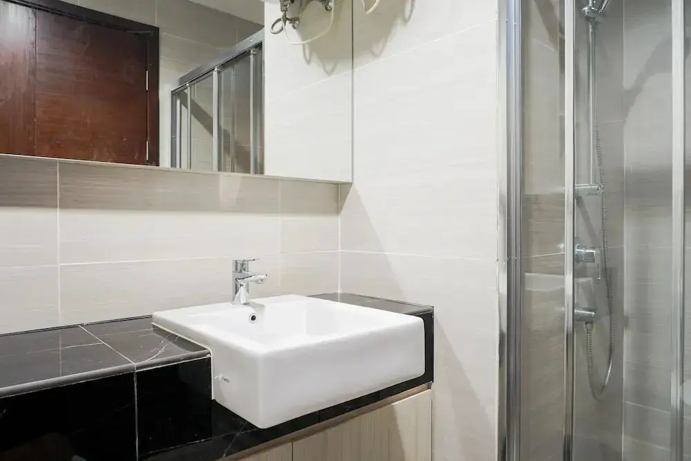 Джакарта: Relax and Comfy with Pool View @ Studio West Vista Apartment