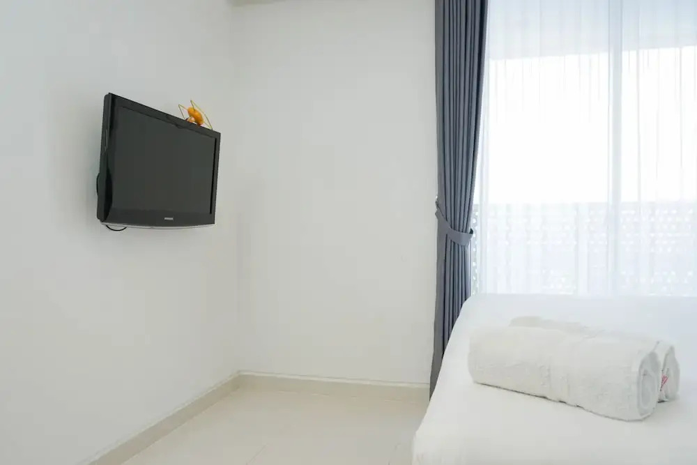 Джакарта: Relax and Comfy with Pool View @ Studio West Vista Apartment