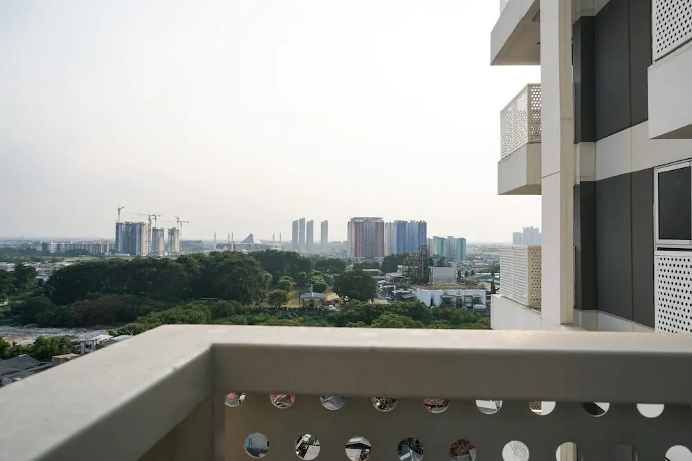 Джакарта: Relax and Comfy with Pool View @ Studio West Vista Apartment