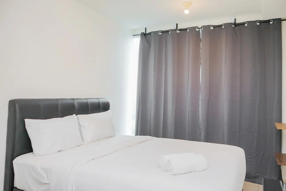 Южный Тангеранг: Elegant Studio Tree Park Apartment