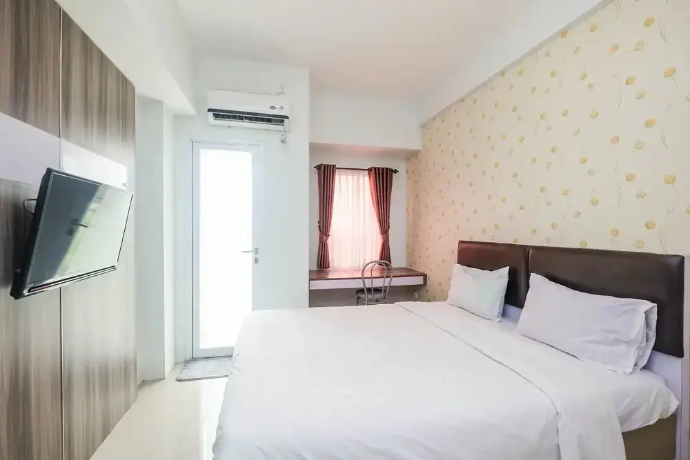 Караванг: Minimalist Tamansari Mahogany Studio Apartment with City View