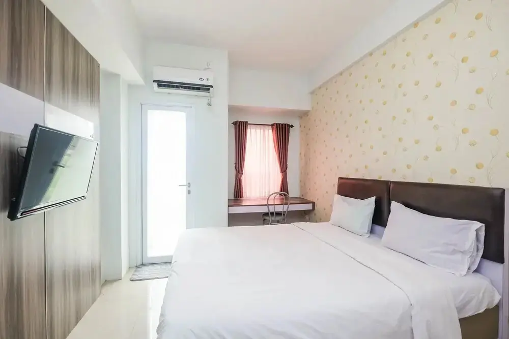 Караванг: Minimalist Tamansari Mahogany Studio Apartment with City View