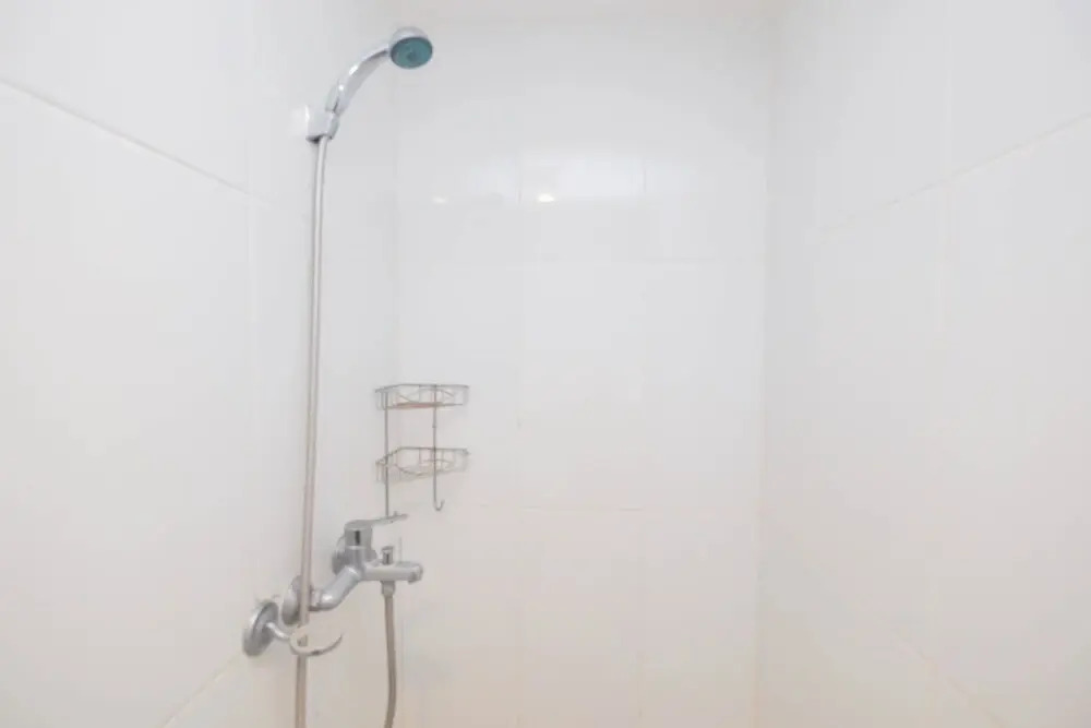 Караванг: Minimalist Tamansari Mahogany Studio Apartment with City View