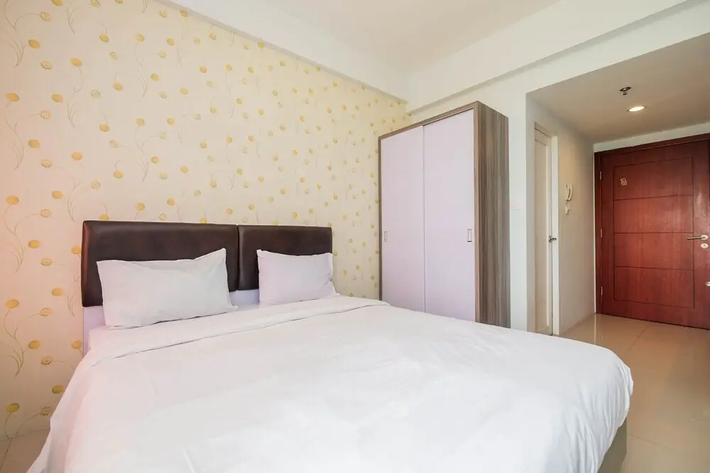 Караванг: Minimalist Tamansari Mahogany Studio Apartment with City View