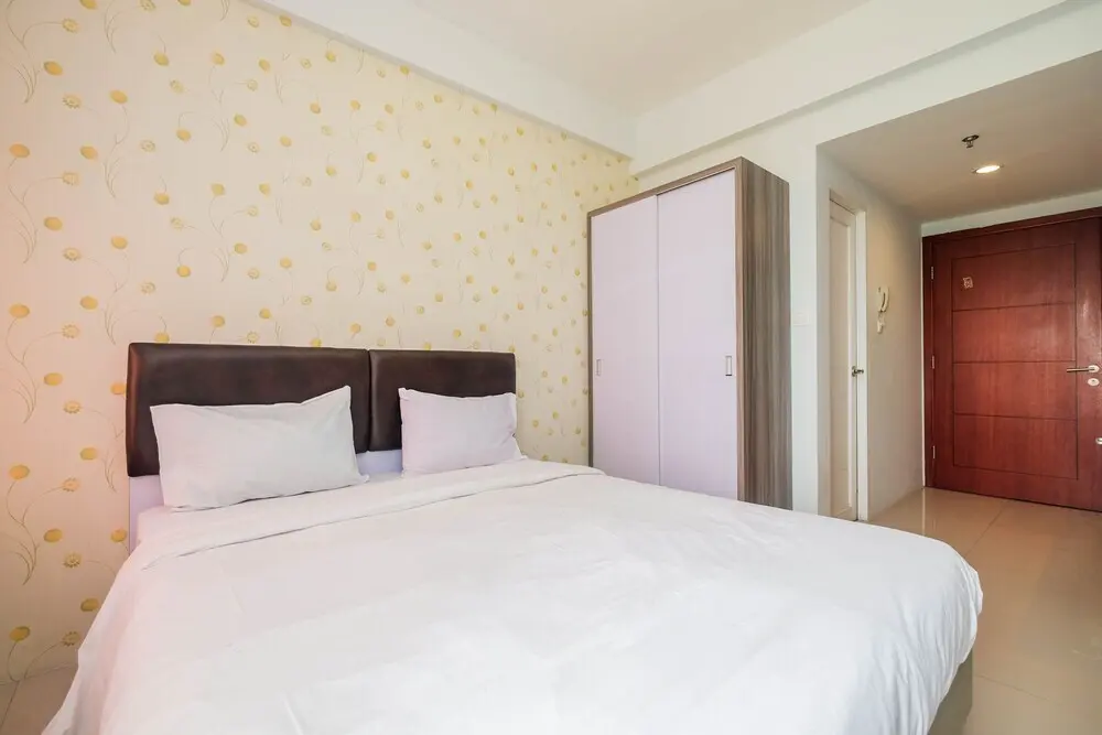 Караванг: Minimalist Tamansari Mahogany Studio Apartment with City View