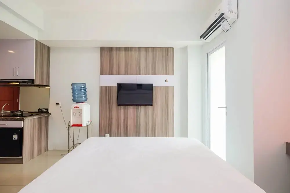 Караванг: Minimalist Tamansari Mahogany Studio Apartment with City View