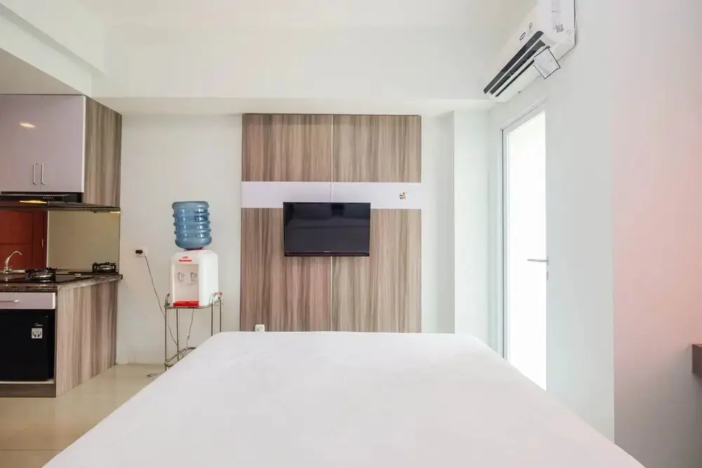 Караванг: Minimalist Tamansari Mahogany Studio Apartment with City View