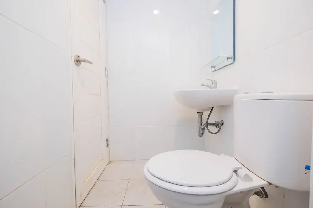 Караванг: Minimalist Tamansari Mahogany Studio Apartment with City View
