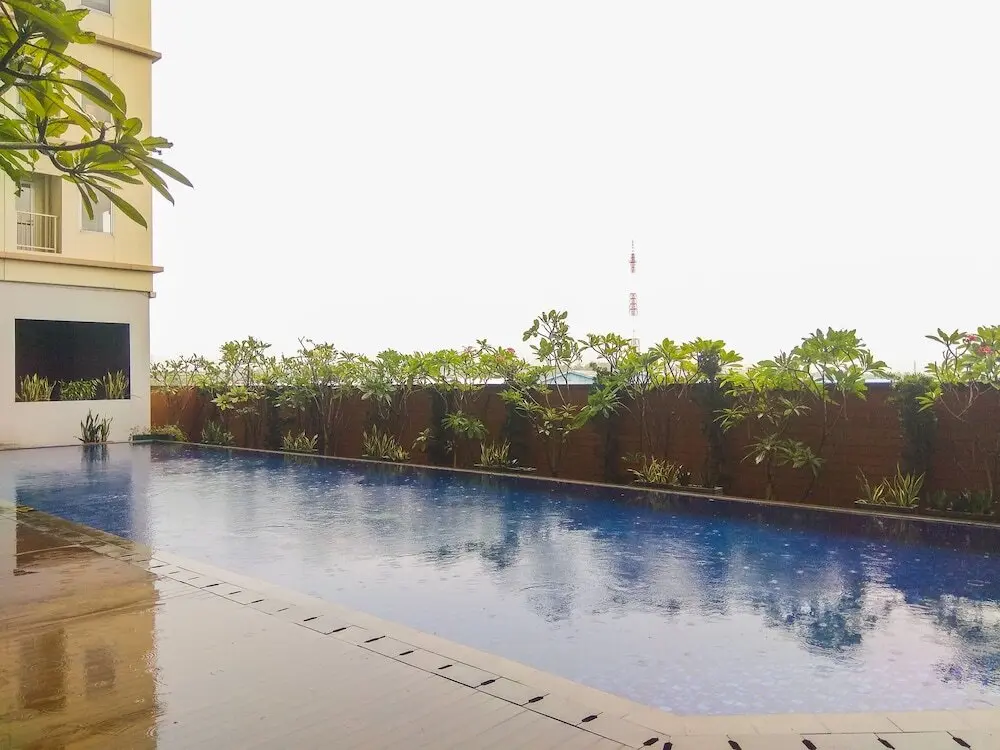 Караванг: Minimalist Tamansari Mahogany Studio Apartment with City View