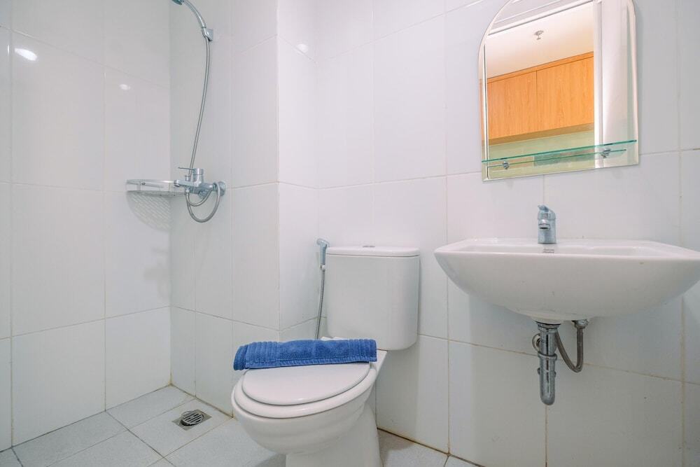 Караванг: Modern Style Studio Tamansari Mahogany Apartment with City View