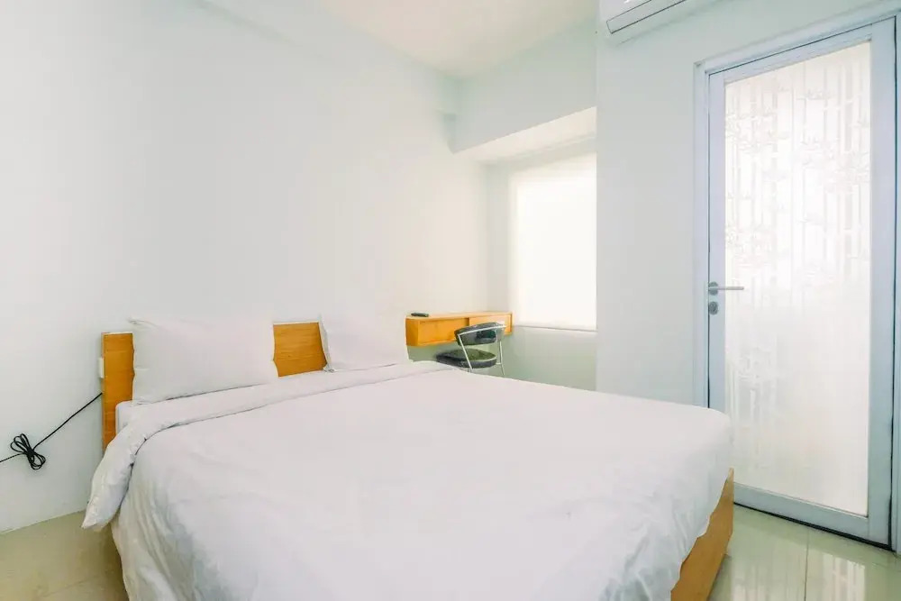 Караванг: Modern Style Studio Tamansari Mahogany Apartment with City View