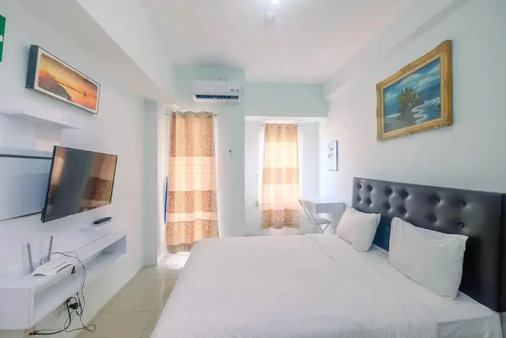 Караванг: Minimalist Studio at Tamansari Mahogany Karawang Apartment