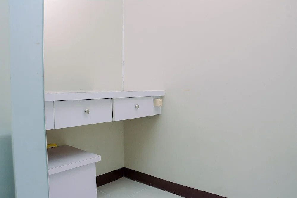Бекаси: Brand New and Compact 2BR Lagoon Bekasi Town Square Apartment