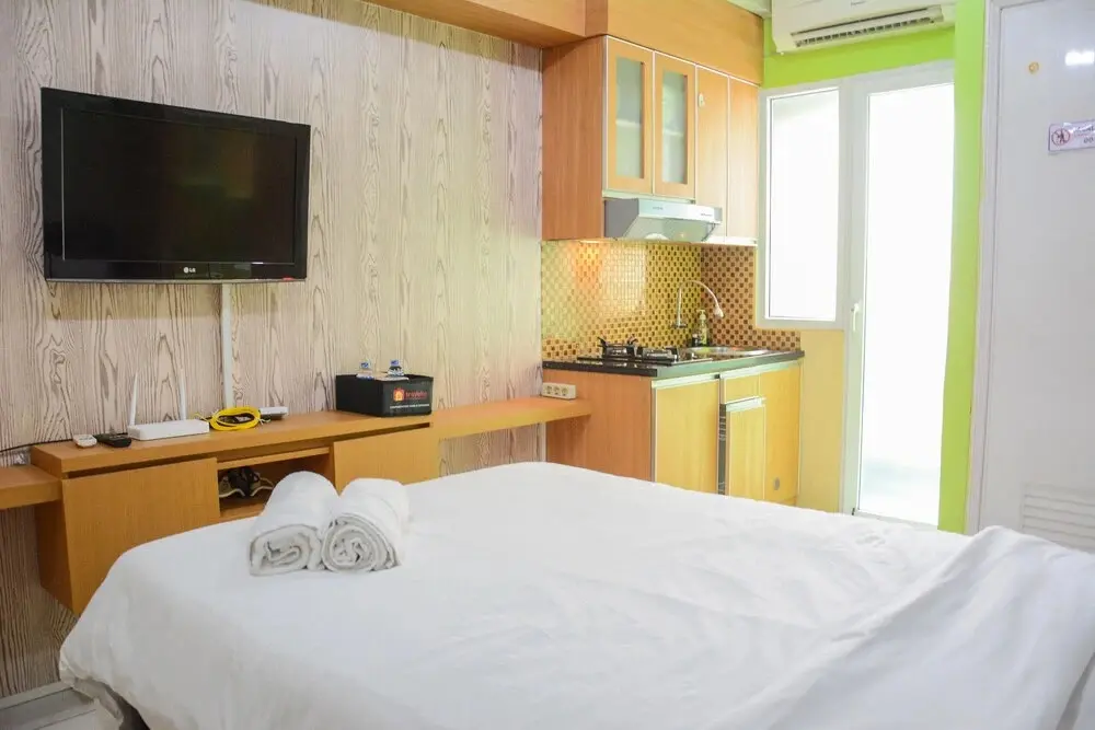 Джакарта: Stylish and Comfortable Studio Green Pramuka Apartment