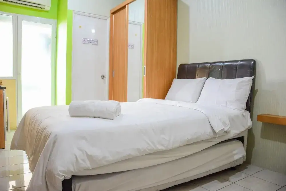Джакарта: Stylish and Comfortable Studio Green Pramuka Apartment