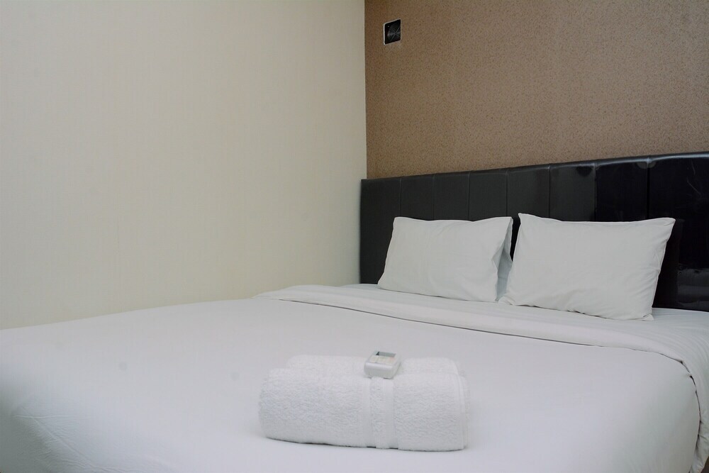 Джакарта: Minimalist 2BR Apartment at Green Pramuka