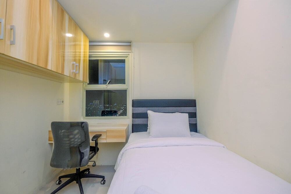 Джакарта: Strategic 2BR Apartment with Workspace @ Season City