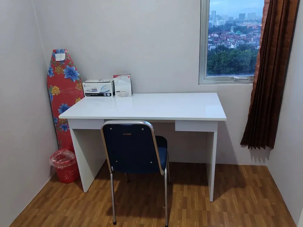 Джакарта: Clean & Comfy Room at Bassura with open view window