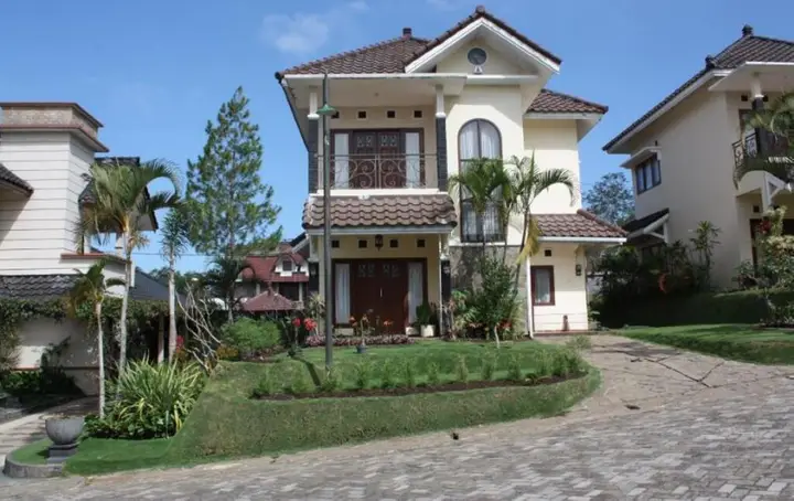 Бату: Wisata Villa Management