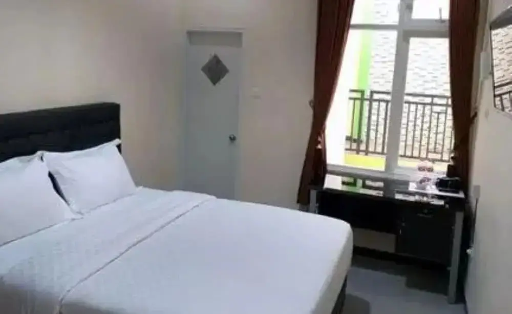 Бату: Halona Guest House