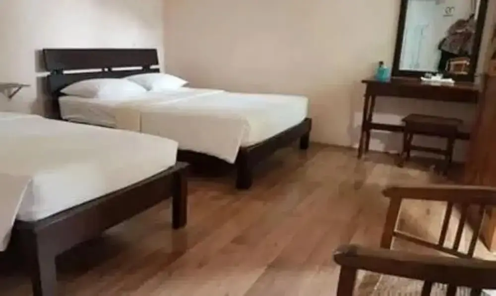Бату: Halona Guest House